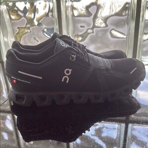 On Running Women's Black Sneakers cloud 5